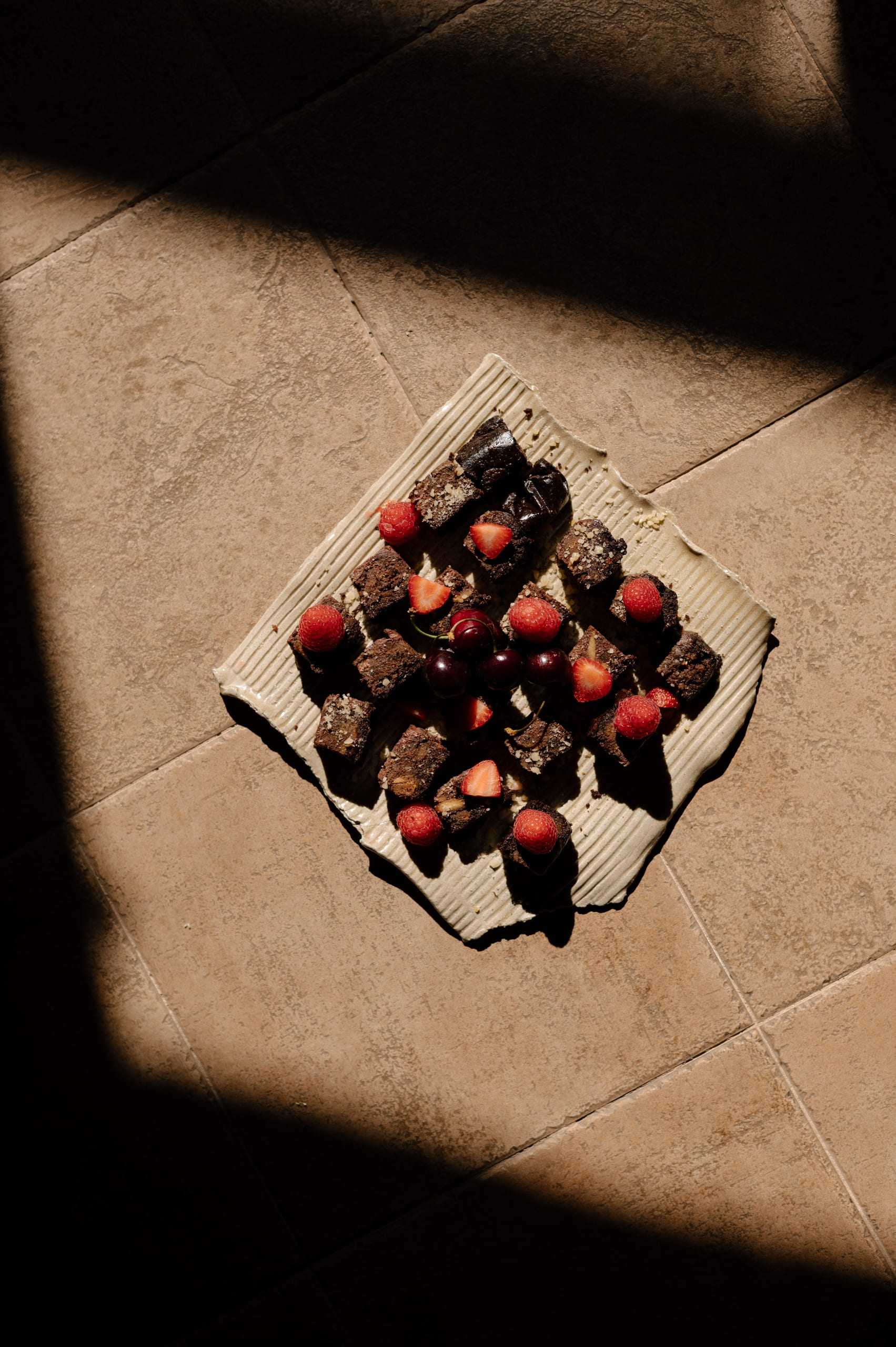 Brownie bites with strawberries